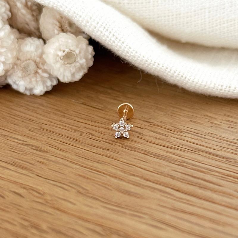 Instants Plaisirs – Piercing Oreille "Fery" Plaqué Or, boucle d'oreille dorée en forme de fleur avec des strass