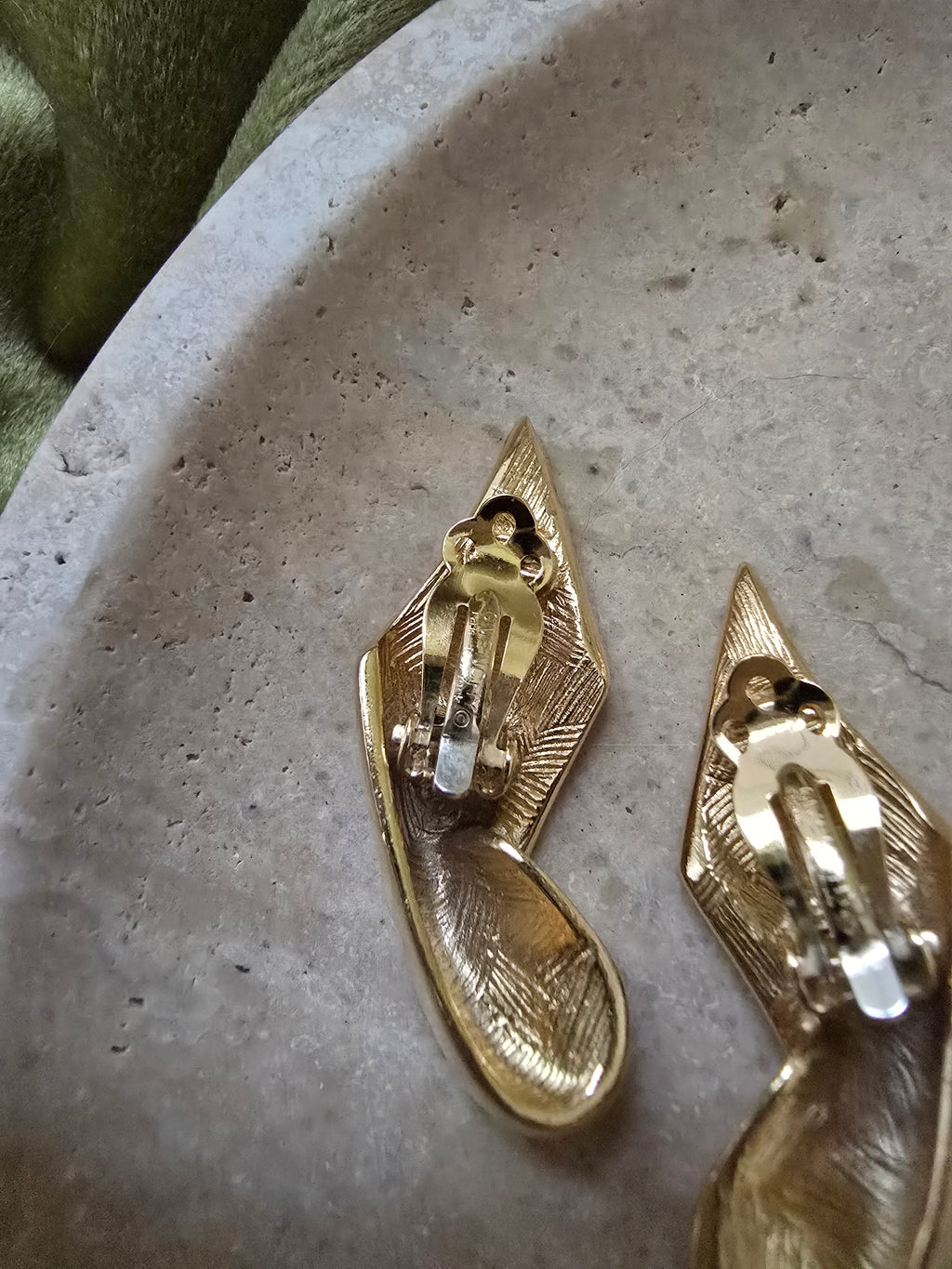 Pendientes de clip llama Givenchy vintage años 1980