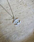 Collar con colgante Cc esmaltado blanco de Chanel