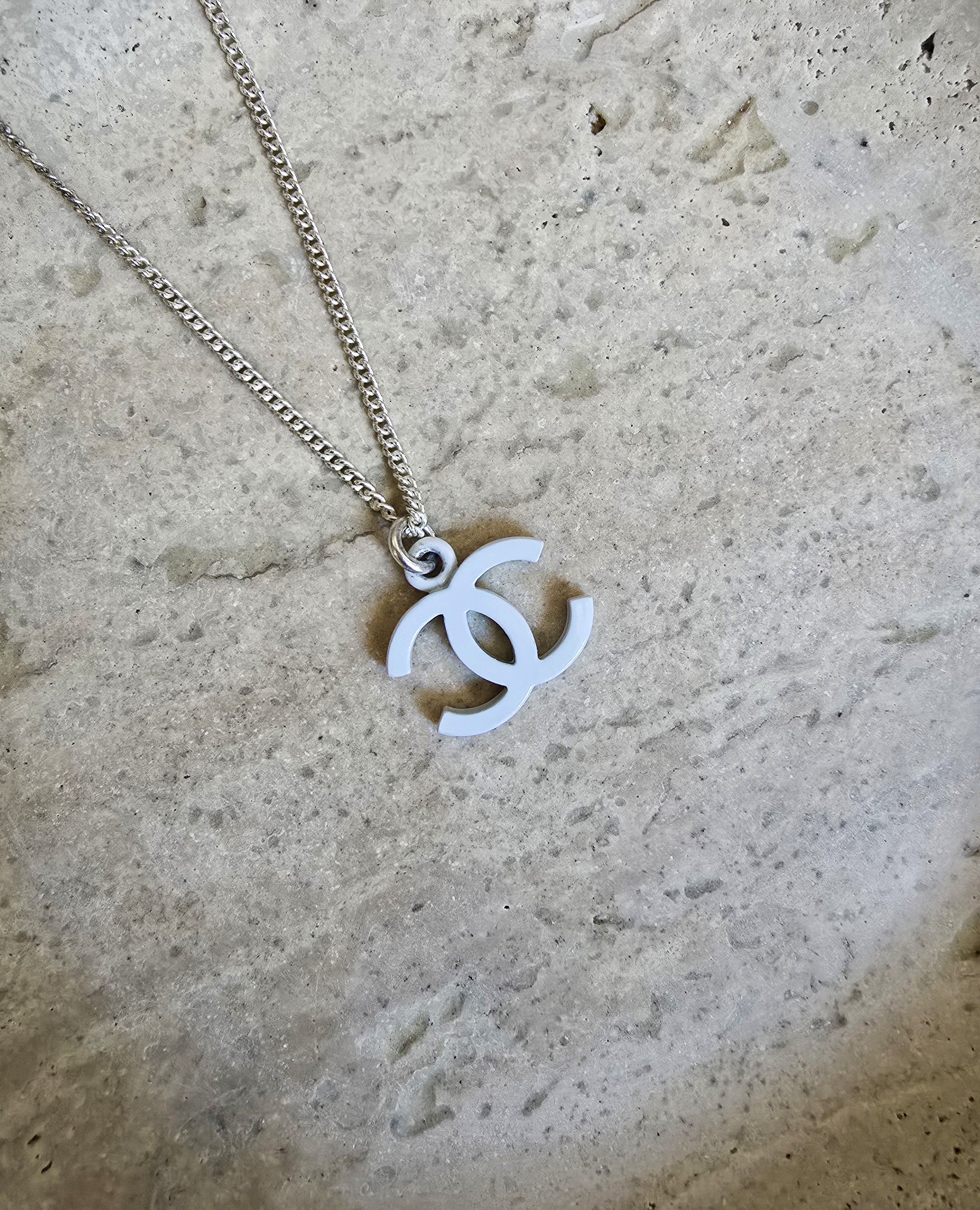 Collar con colgante Cc esmaltado blanco de Chanel