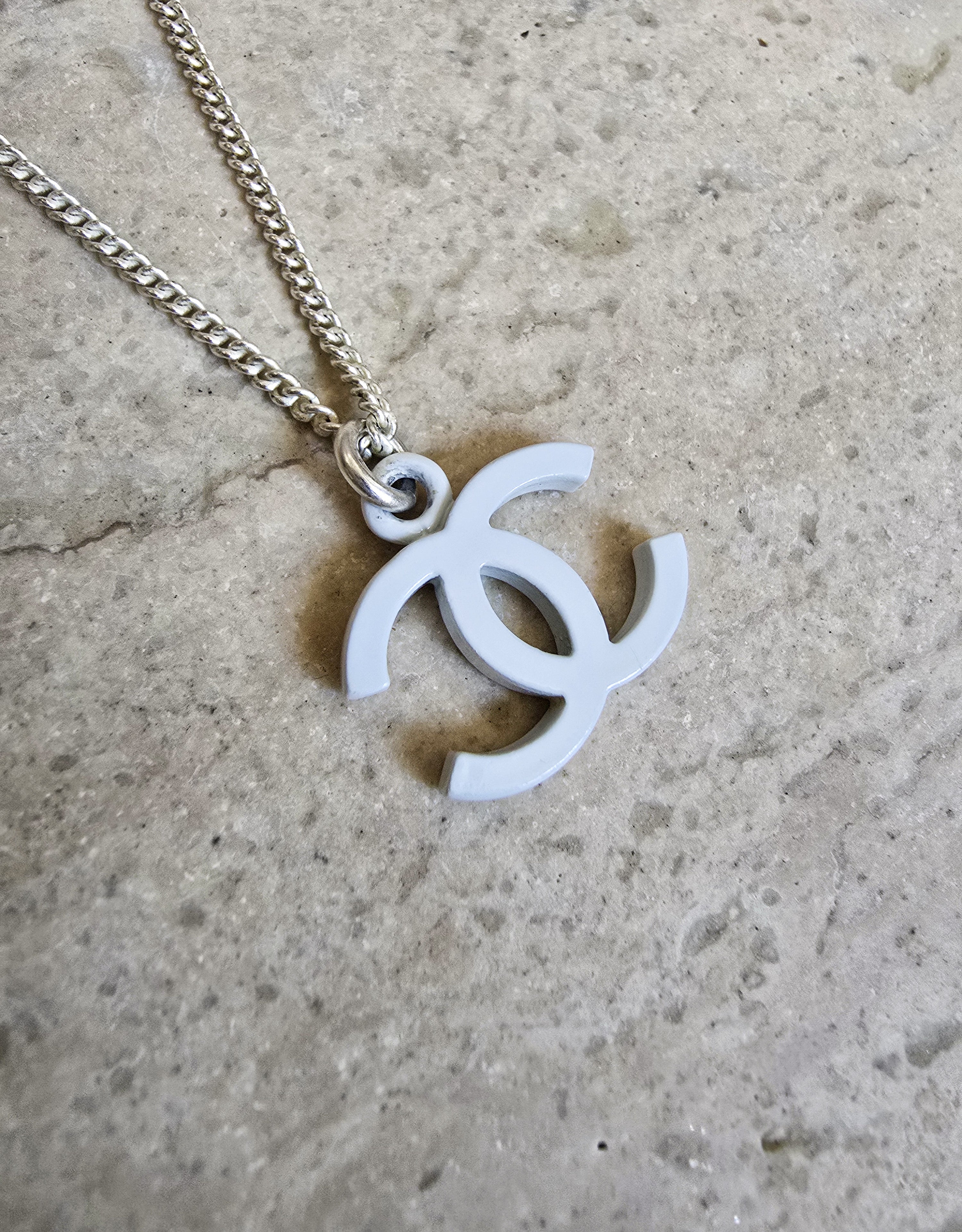 Collar con colgante Cc esmaltado blanco de Chanel
