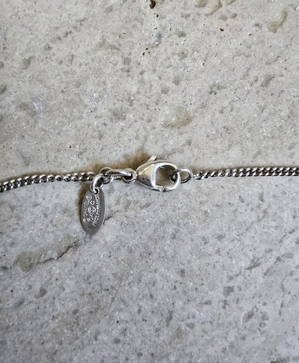 Collar con colgante Cc esmaltado blanco de Chanel