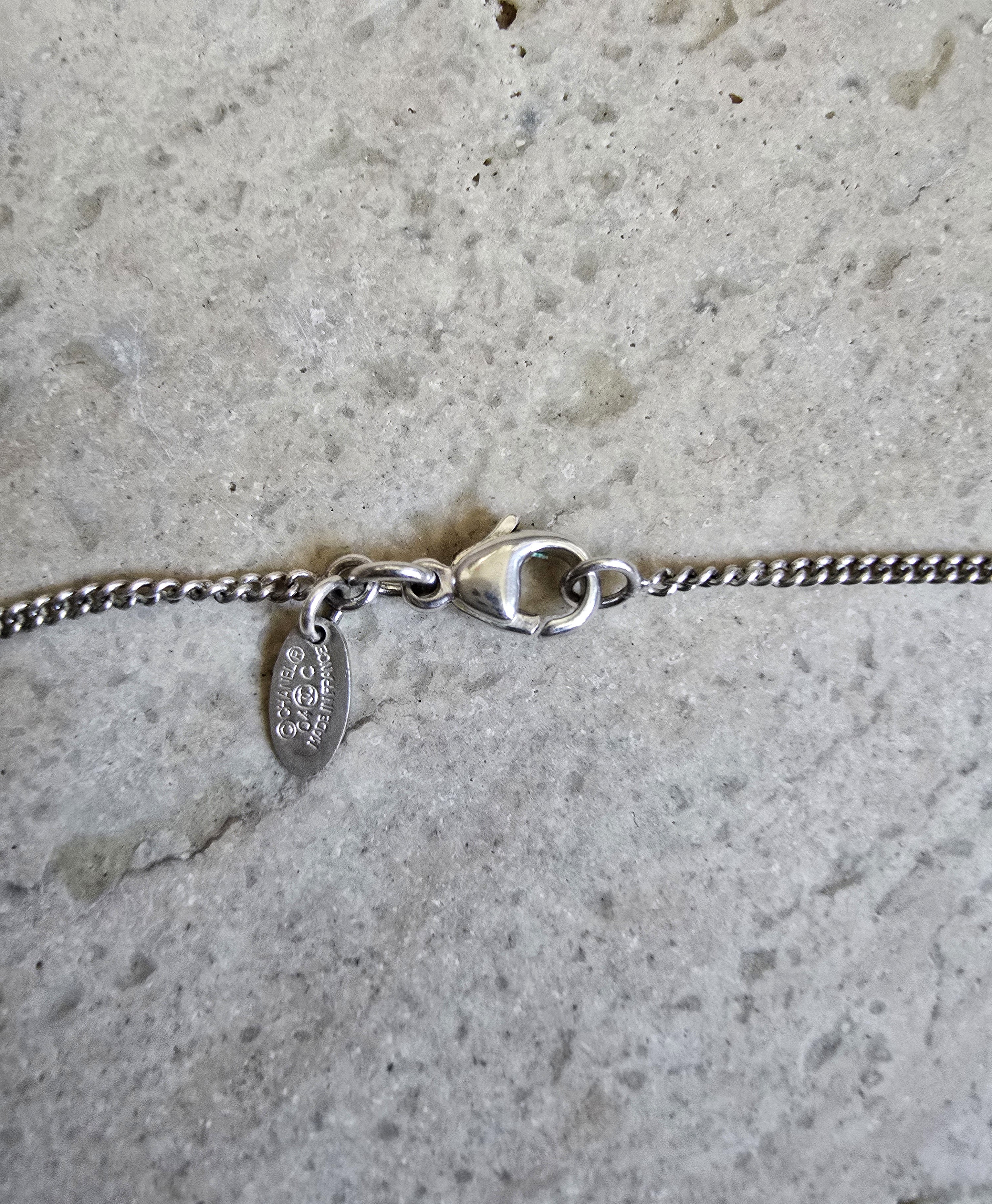 Collar con colgante Cc esmaltado blanco de Chanel
