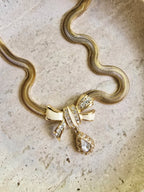 Collier Vintage Givenchy — Nœud Émail Ivoire & Goutte De Cristal