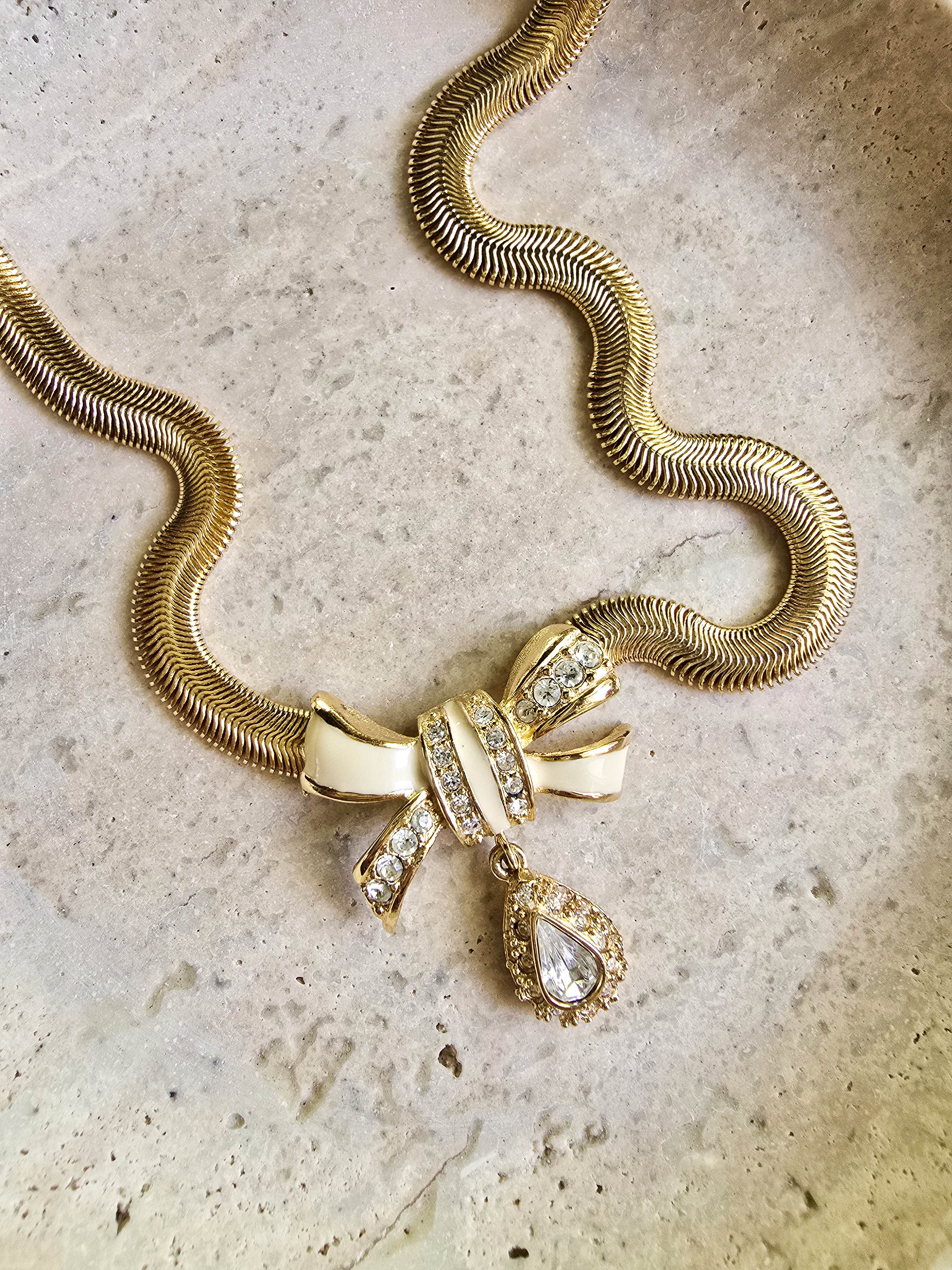 Collier Vintage Givenchy — Nœud Émail Ivoire & Goutte De Cristal