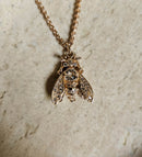 Collier Sautoir Dior Champagne Maille Jaseron Avec Pendentif Abeille Pavé De Cristaux