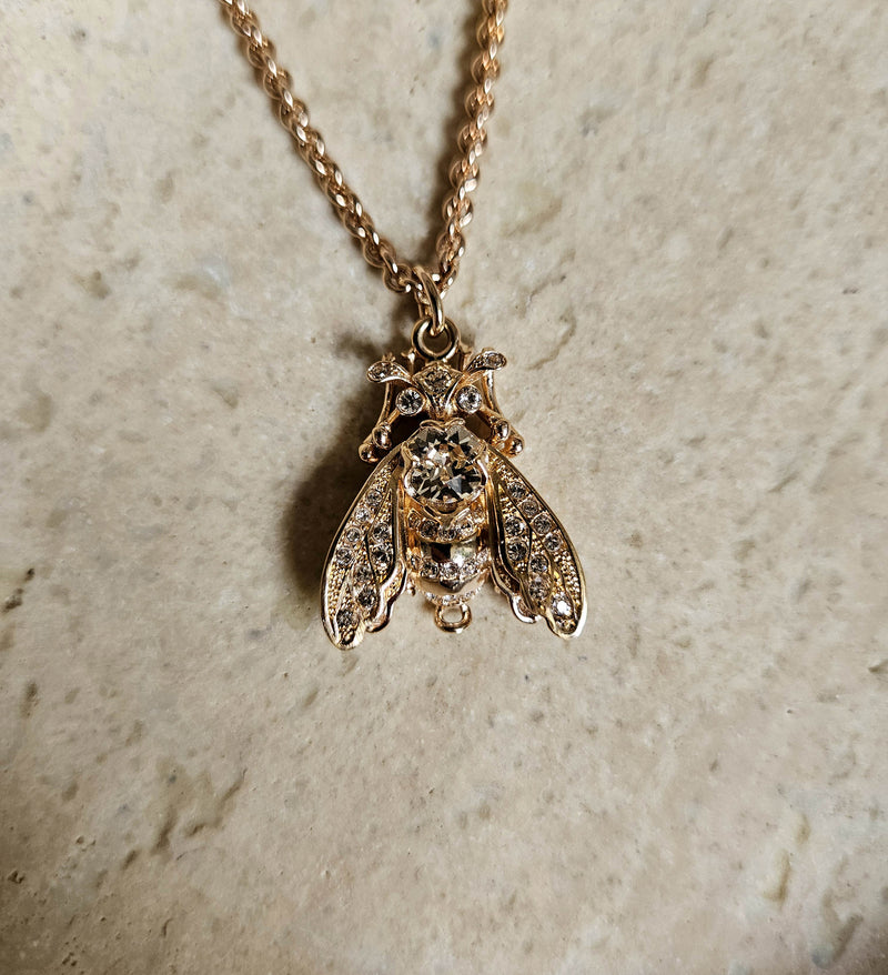 Collier Sautoir Dior Champagne Maille Jaseron Avec Pendentif Abeille Pavé De Cristaux