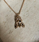 Collier Sautoir Dior Champagne Maille Jaseron Avec Pendentif Abeille Pavé De Cristaux