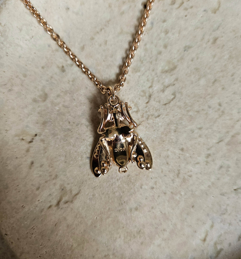 Collier Sautoir Dior Champagne Maille Jaseron Avec Pendentif Abeille Pavé De Cristaux