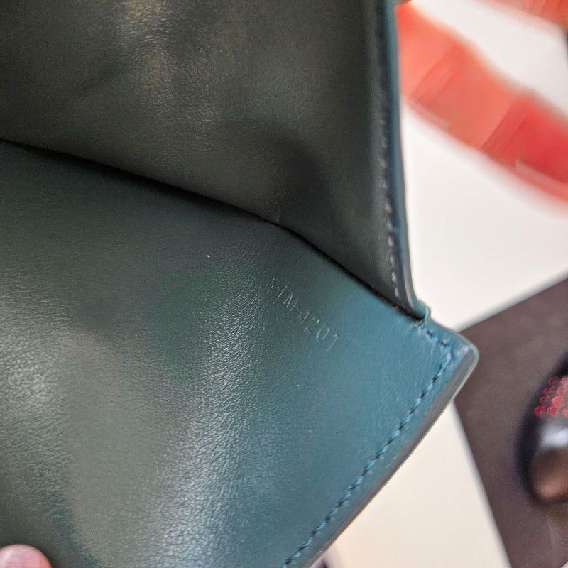Céline Cartera pequeña con solapa Triomphe