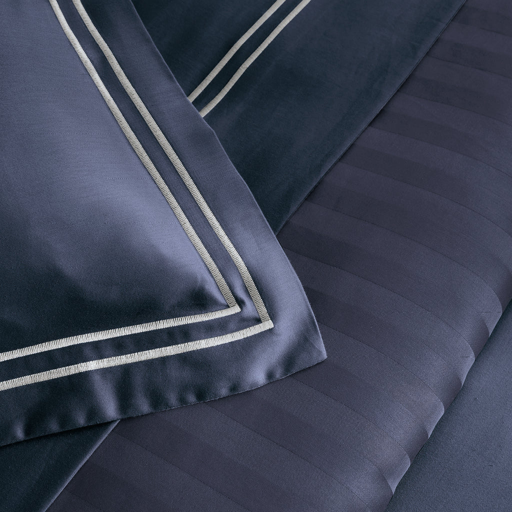 Biarritz - Housse De Couette + 1 Ou 2 Taie(S) D'Oreiller - Satin De Coton - Blanc / Bleu Fonce