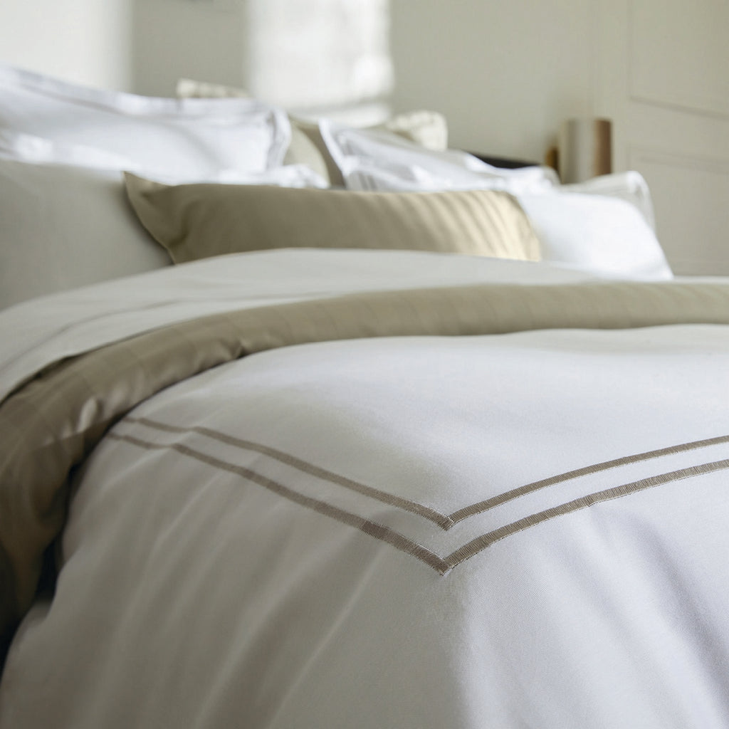 Biarritz - Housse De Couette + 1 Ou 2 Taie(S) D'Oreiller - Satin De Coton - Taupe / Blanc
