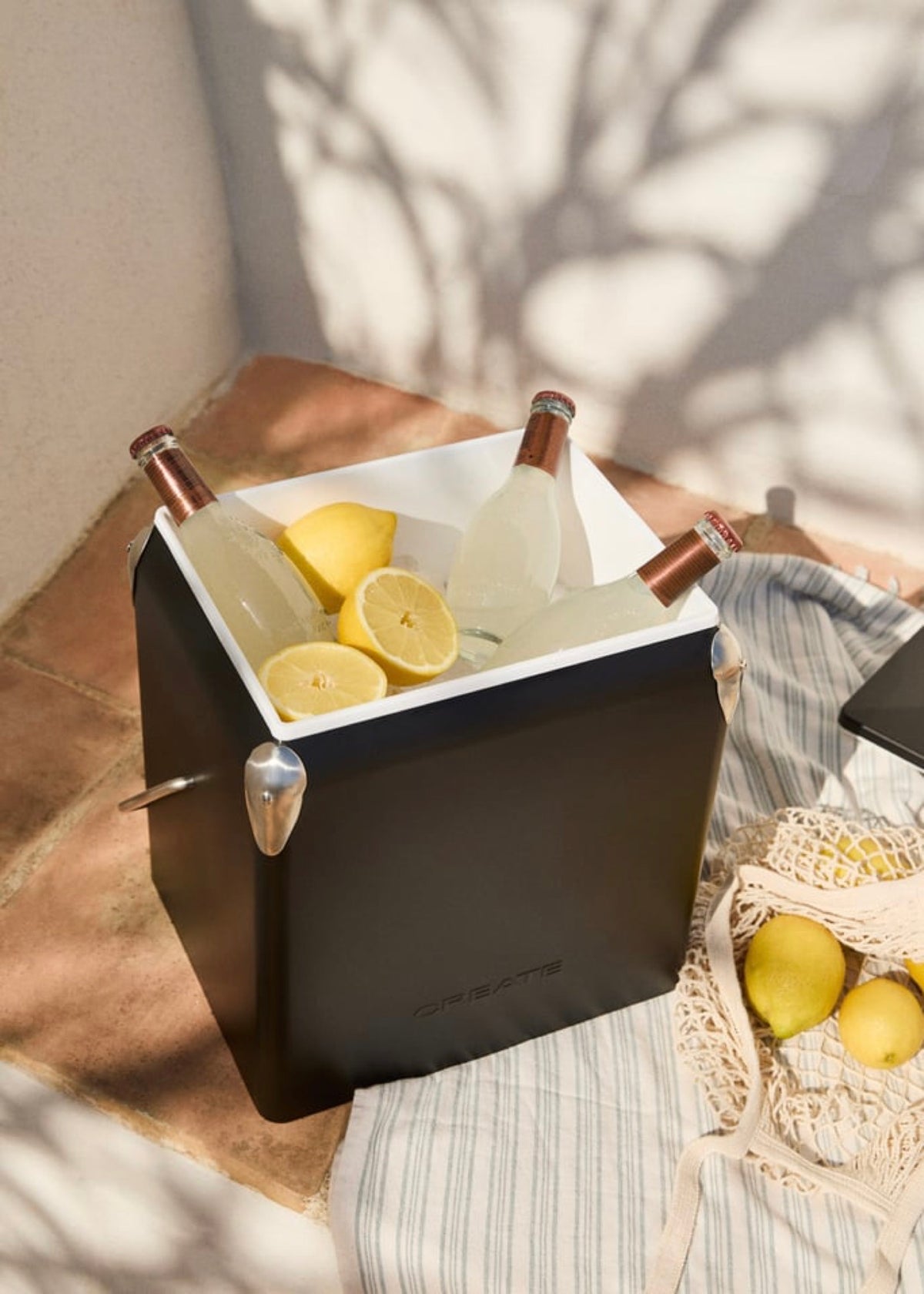 Cooler Retro - Nevera Portátil 13L Térmica Con Abridor De Botellas - Negro