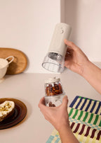 Spice Grinder Studio Pro - Molinillo Eléctrico Para Especias Con Contenedores Intercambiables - Blanco Roto