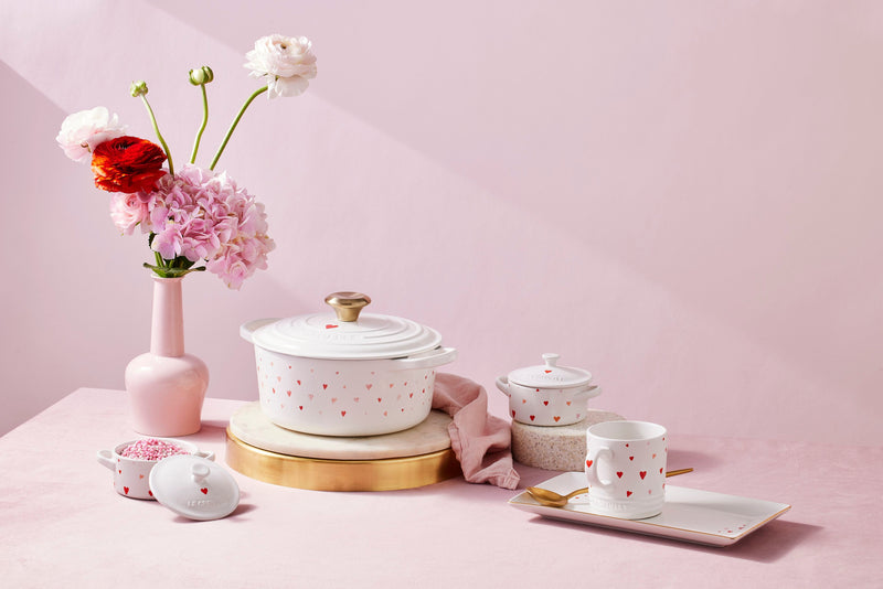 Cocotte Ronde Signature - Fonte Émaillée - 22Cm - Motifs Cœurs - Bouton Doré Clair