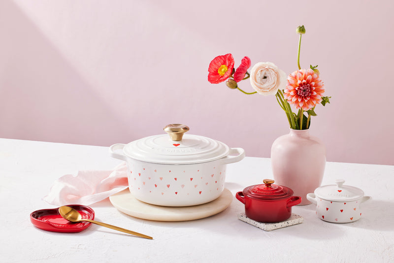 Cocotte Ronde Signature - Fonte Émaillée - 22Cm - Motifs Cœurs - Bouton Doré Clair