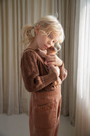 Mono Charlie en denim sequoia - Selección Soor Ploom disponible en amaetc.com, concept store ecológico para niños