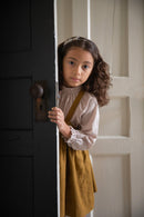 Delantal Enola oro viejo - Selección Soor Ploom disponible en amaetc.com, concept store ecológico para niños