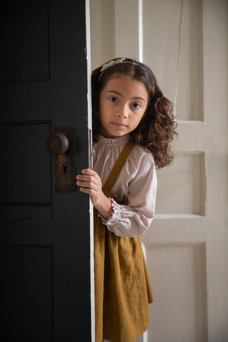 Delantal Enola oro viejo - Selección Soor Ploom disponible en amaetc.com, concept store ecológico para niños