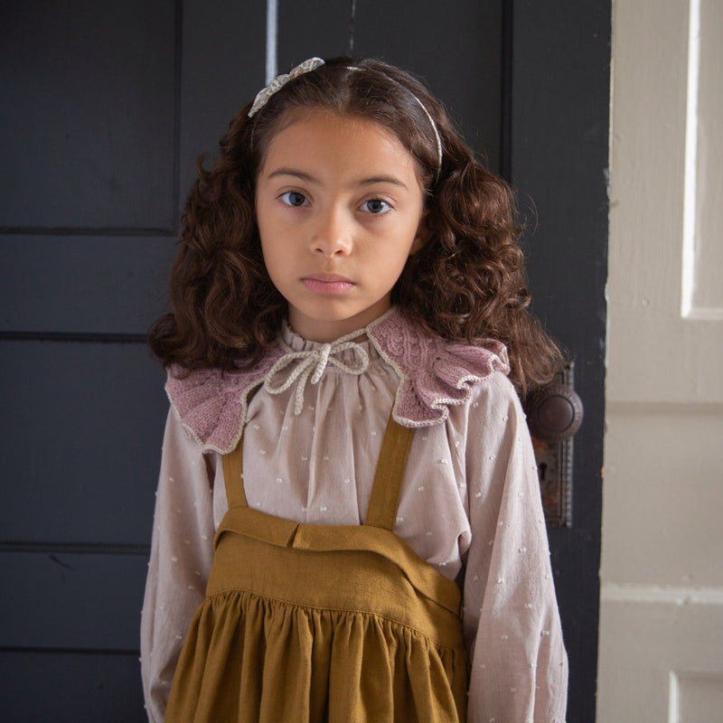 Delantal Enola oro viejo - Selección Soor Ploom disponible en amaetc.com, concept store ecológico para niños