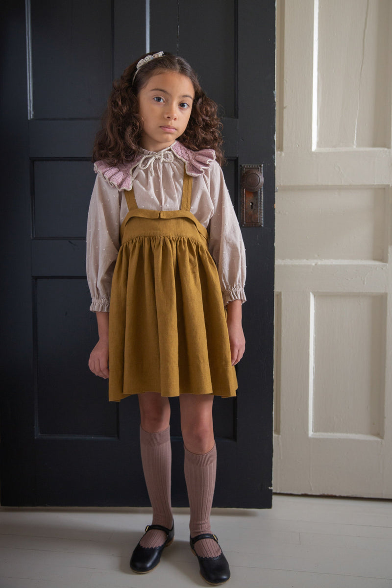 Delantal Enola oro viejo - Selección Soor Ploom disponible en amaetc.com, concept store ecológico para niños