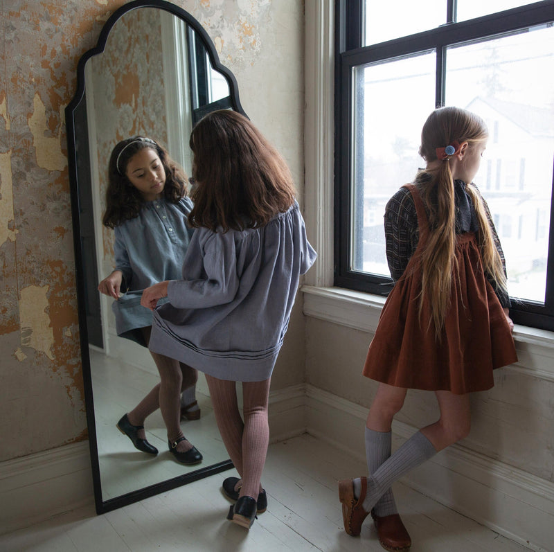 Vestido Goldie Powder - Selección Soor Ploom disponible en amaetc.com, concept store ecológico para niños