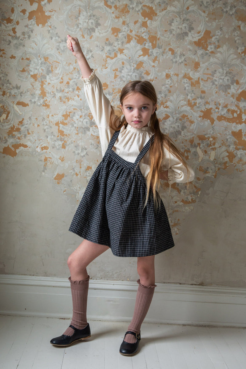 Delantal de rejilla Eloise - Selección Soor Ploom para encontrar en amaetc.com, concept store ecológico para niños