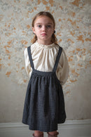 Delantal de rejilla Eloise - Selección Soor Ploom para encontrar en amaetc.com, concept store ecológico para niños