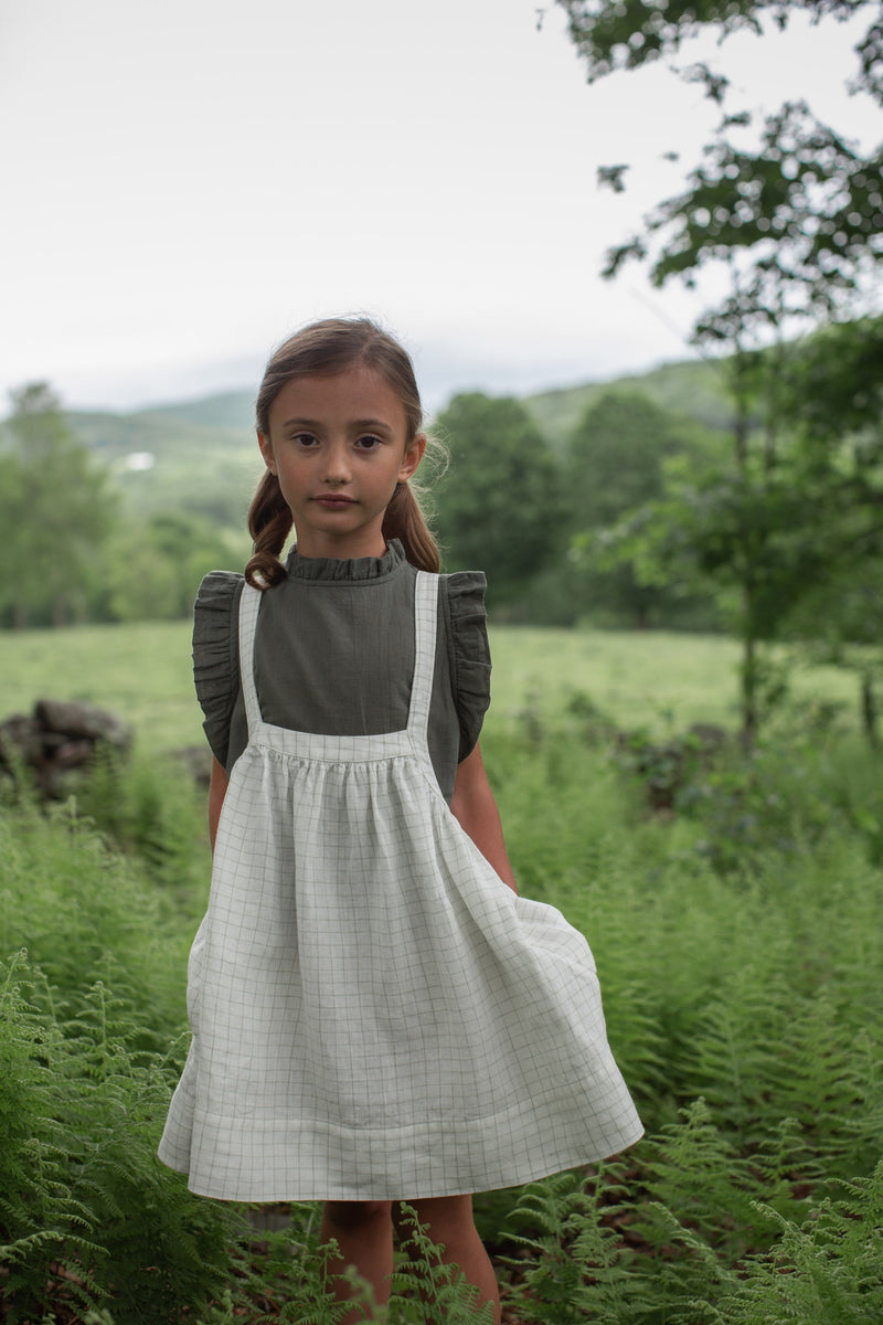 Delantal de papel cuadriculado Eloise - Selección Soor Ploom para encontrar en amaetc.com, tienda conceptual ecológica para niños