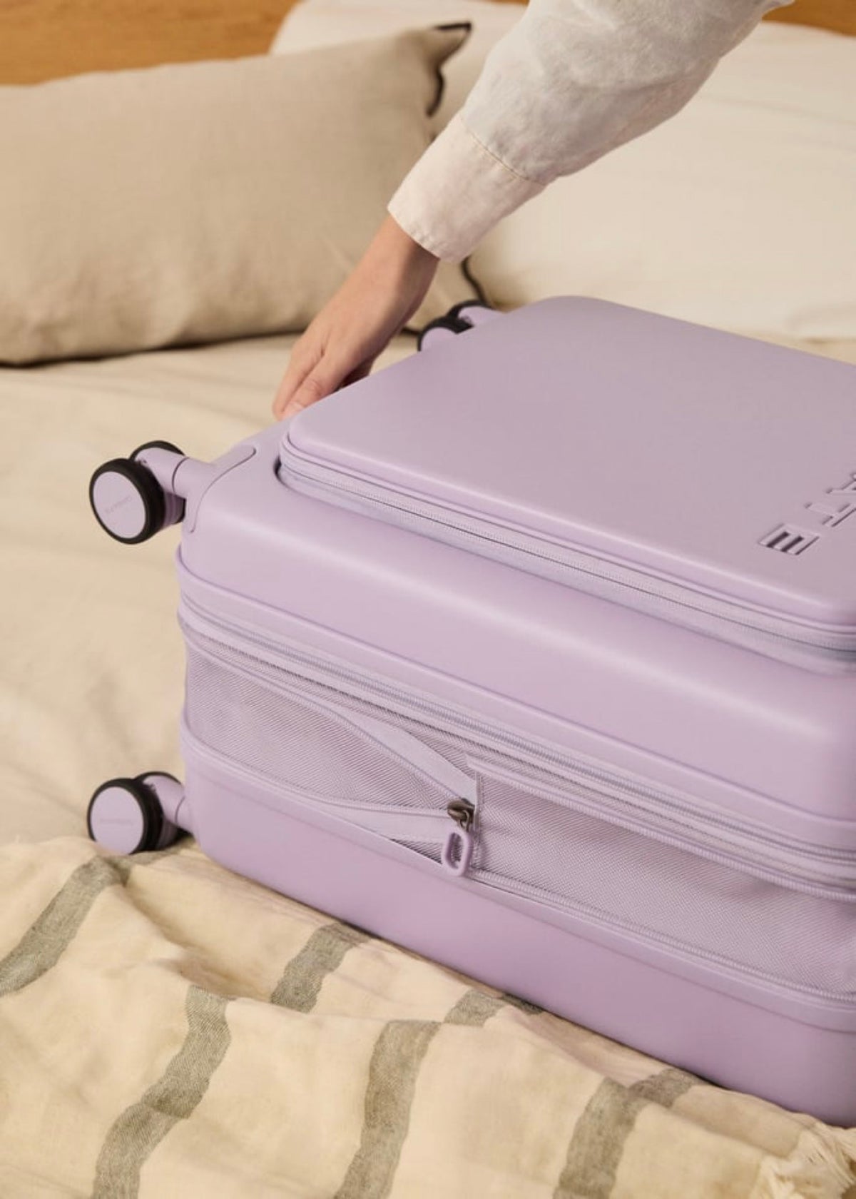 Luggage Studio Pocket - Maleta rígida extensible apta para compañías low cost - Lavanda