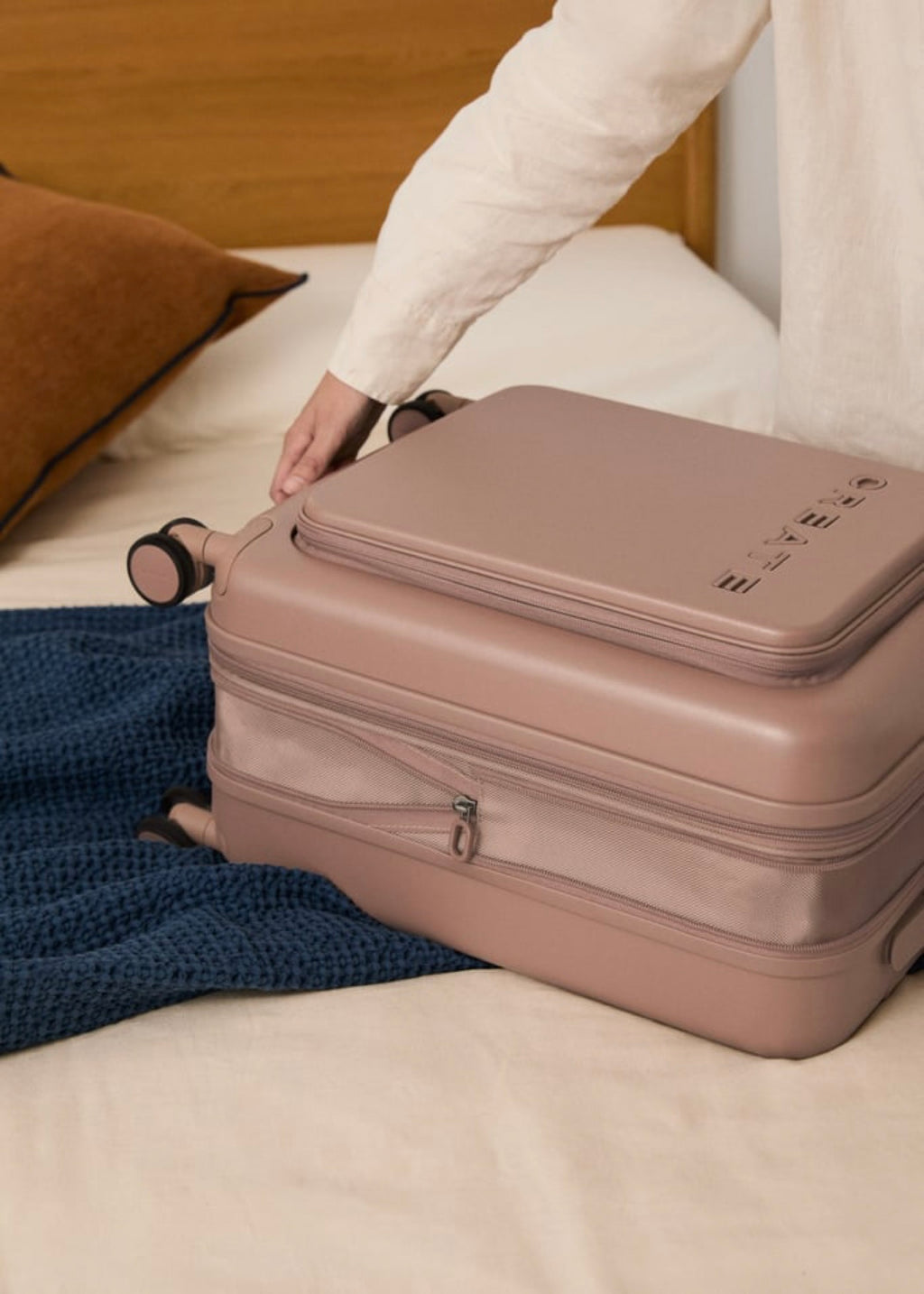 Luggage Studio Pocket - Maleta rígida extensible apta para compañías low cost - Moka