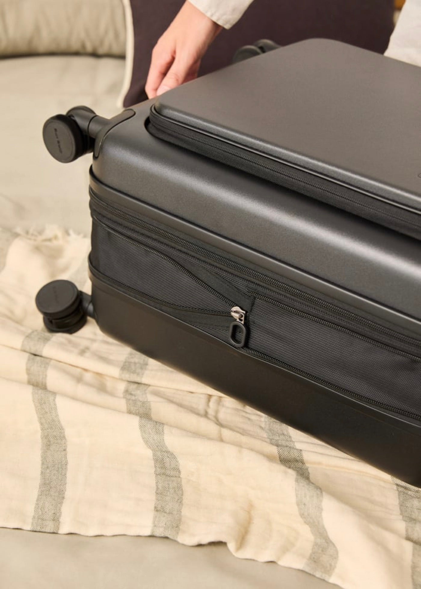 Luggage Studio Pocket - Valise Rigide Extensible Compatible Compagnies Low Cost - Noir