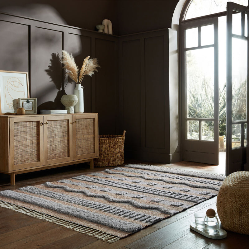 tapis medina en jute gris dans un salon ouvert#couleur_beige