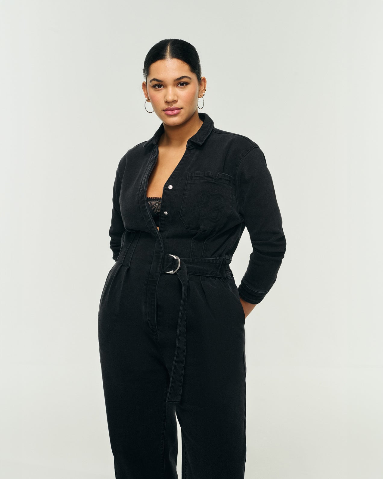 Découvrez nos combinaisons pour chaque occasion : une tenue de fête femme, une tenue professionnelle femme ou une tenue confortable femme 
