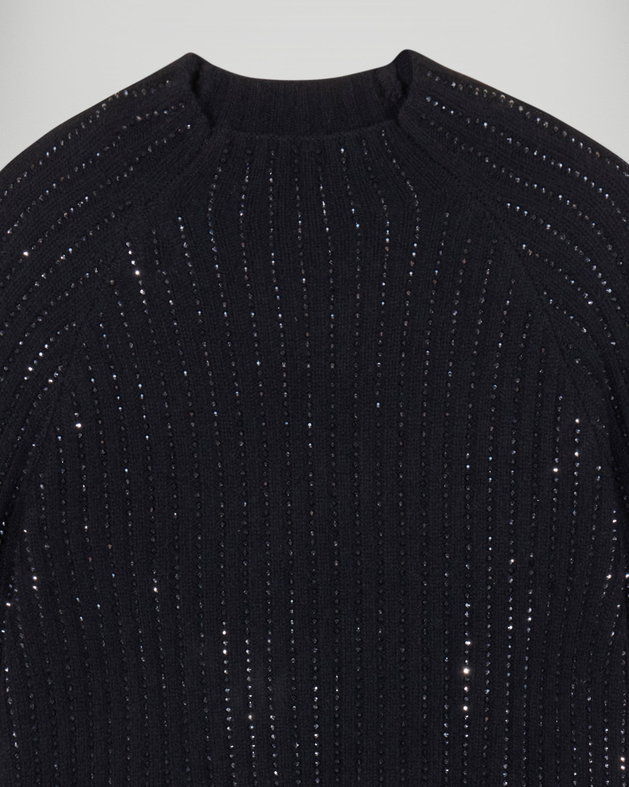 Jersey de canalé con cuello alto y strass