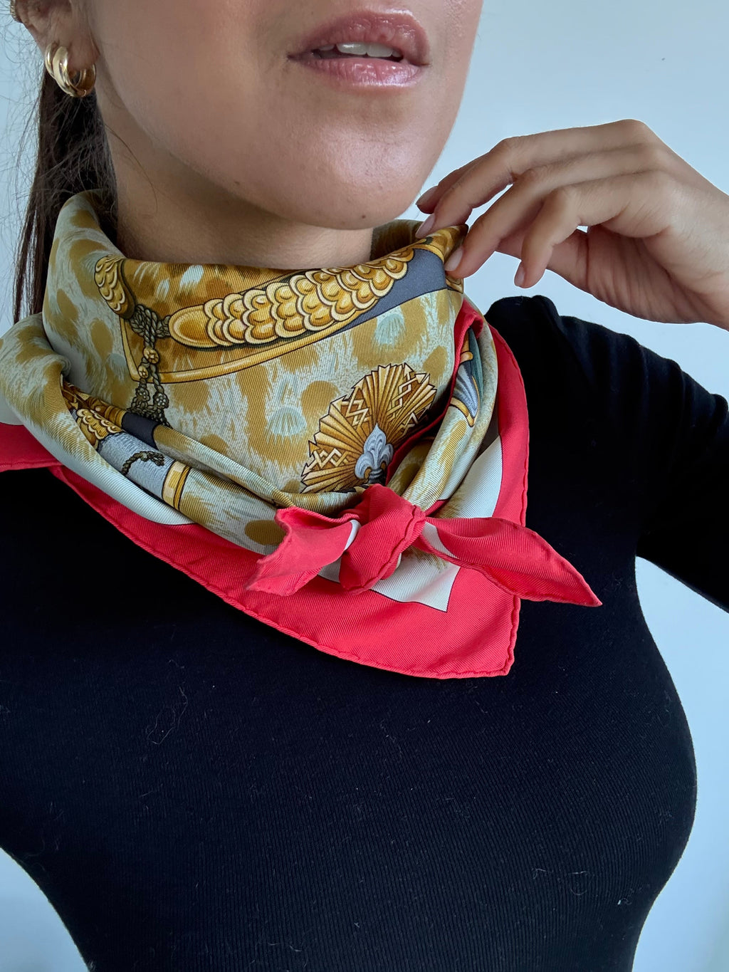 Bufanda Hermès – Modelo Cascos y Plumets