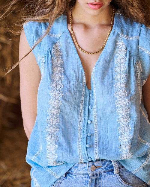 Blusa azul cielo con bordado azul