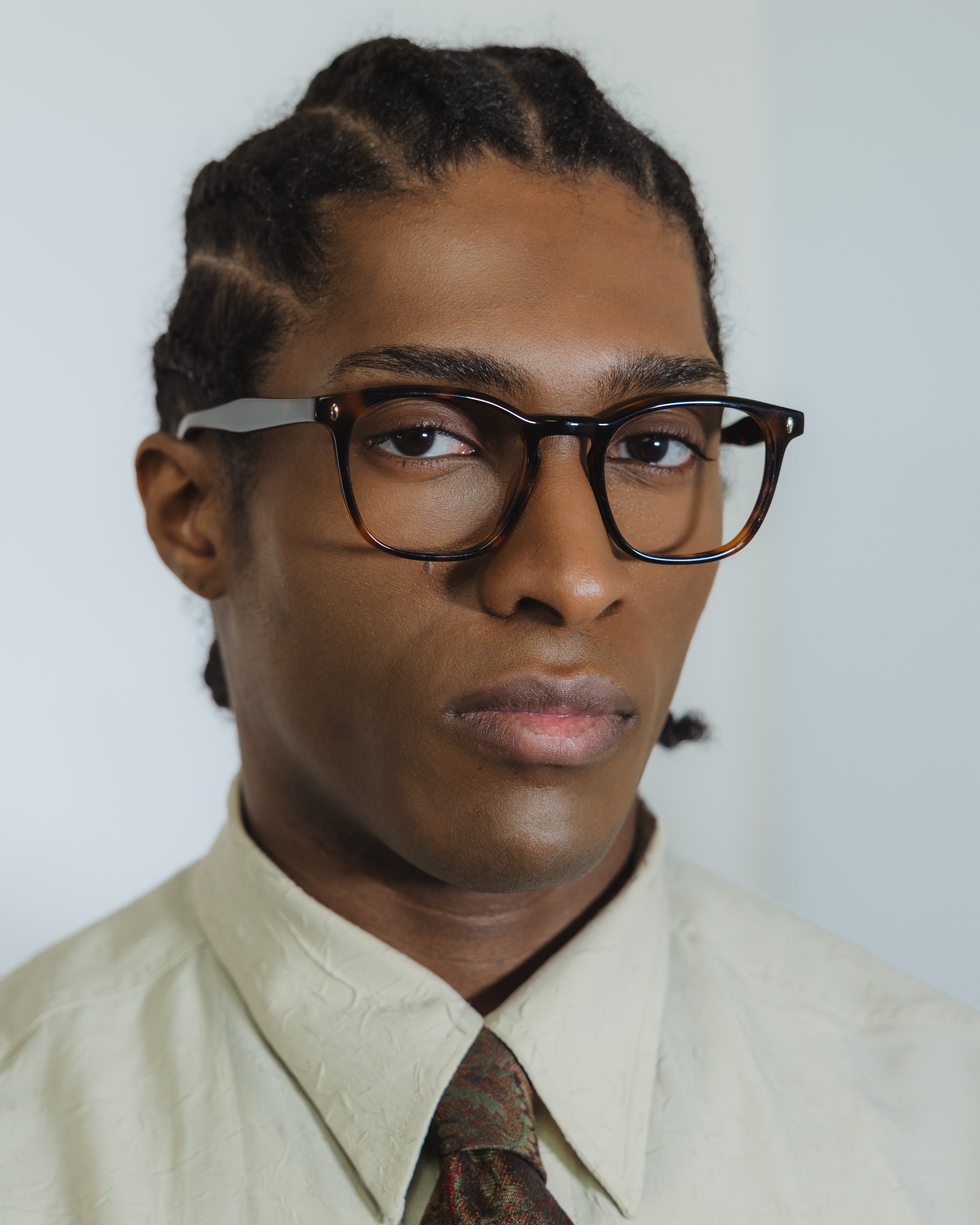 Anteojos Jay Ecaille: montura rectangular, usados por un hombre