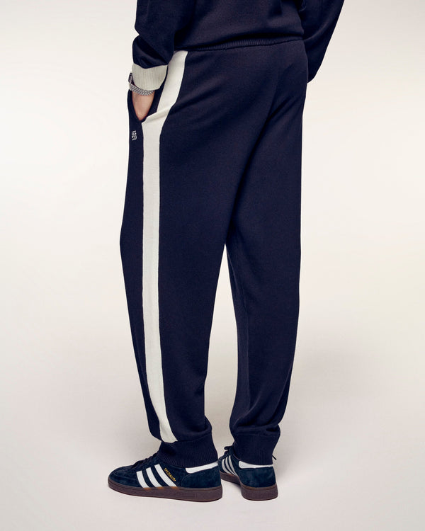#label: Arnau mesure 1,87m et porte une taille M