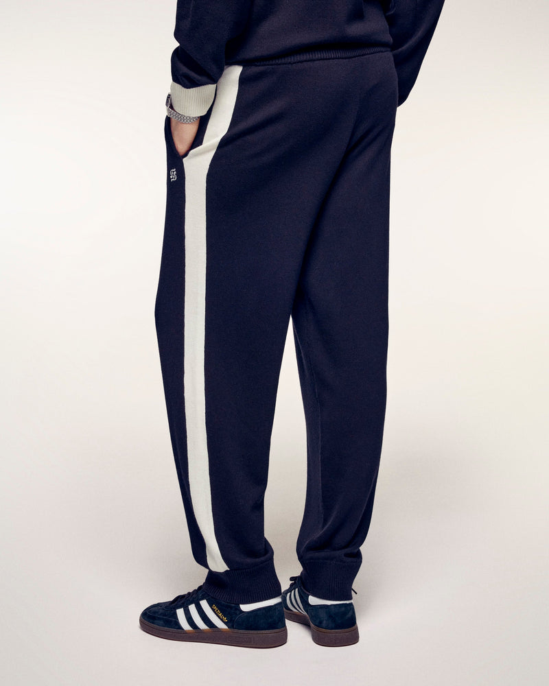 #label: Arnau mesure 1,87m et porte une taille M
