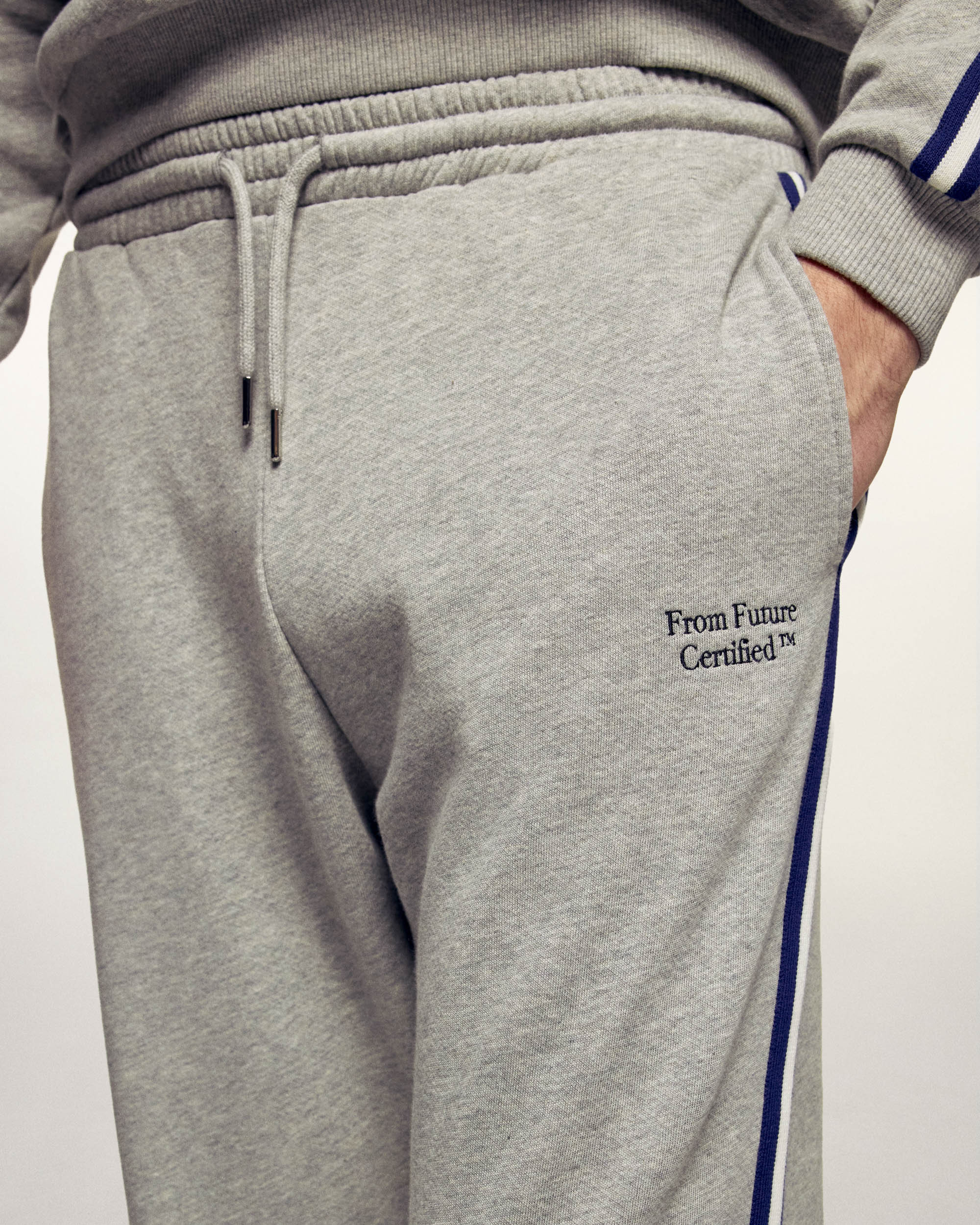 Jogging Large À Bandes Et Broderies