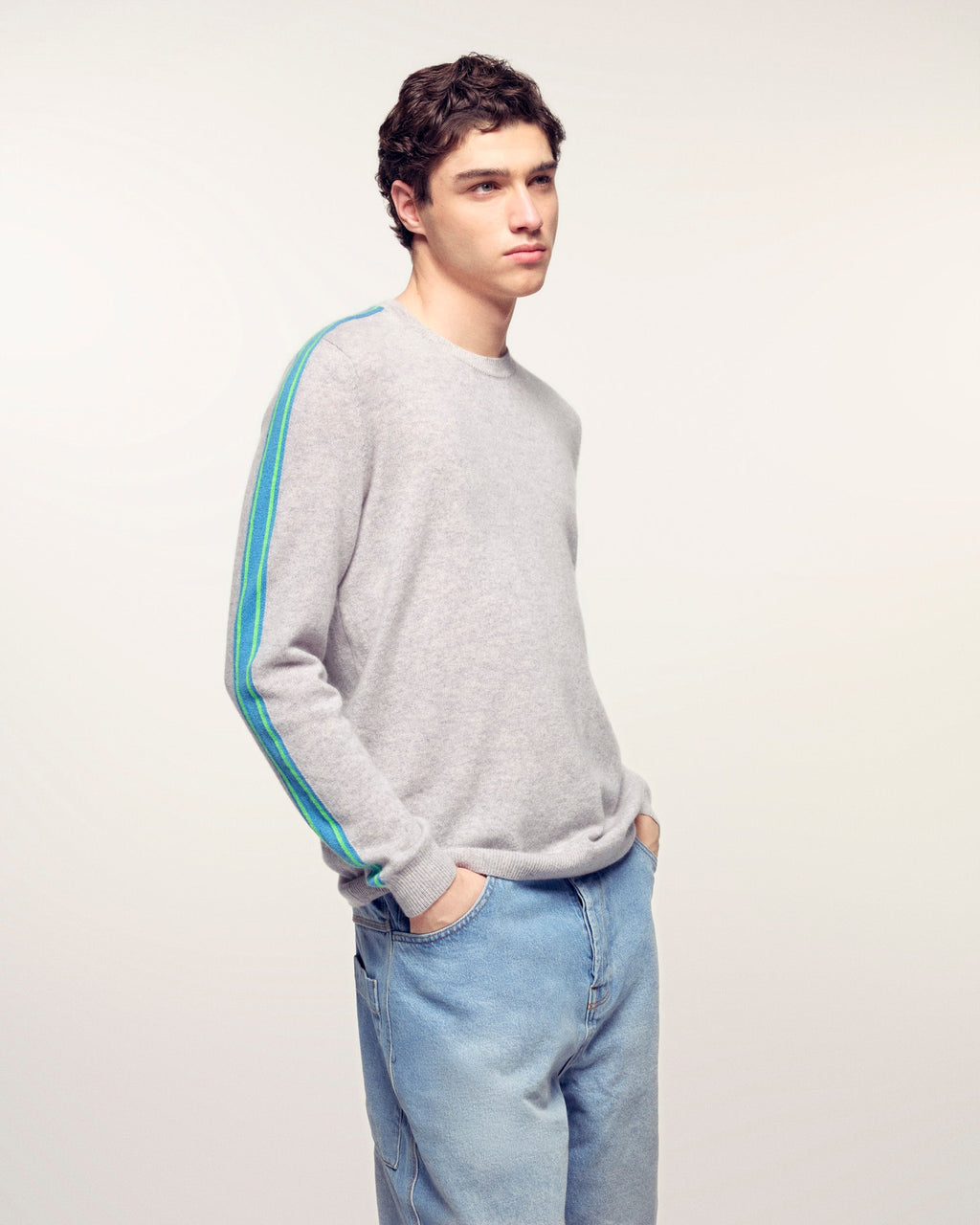 #label: Arnau mesure 1,87m et porte une taille M
