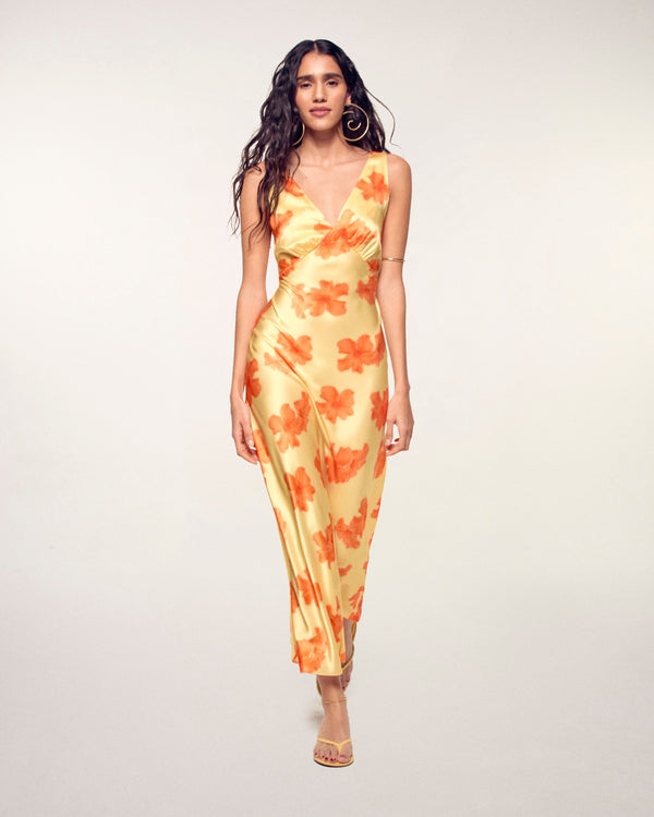 #label: Aya is 1.74m tall and wears a size S