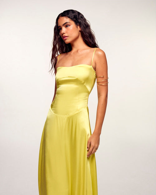 #label: Andrea mesure 1,80m et porte une taille S