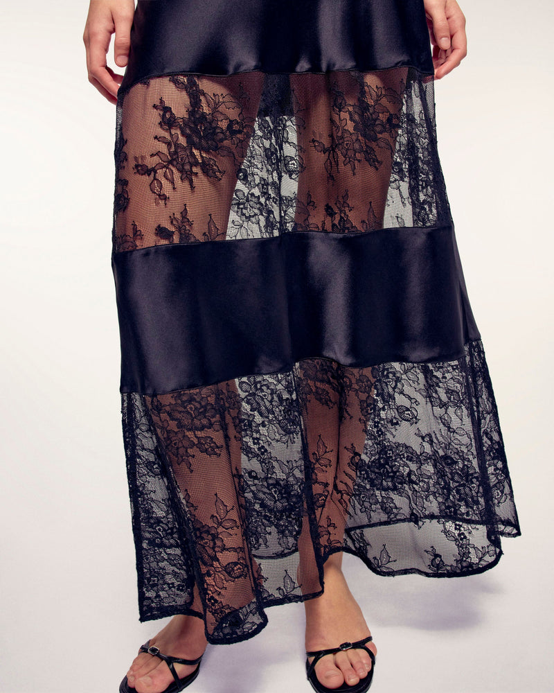 Robe Longue Bretelles À Découpes Dentelle
