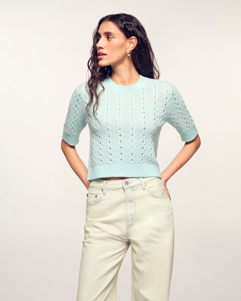 #label: Aya mesure 1,74m et porte une taille S