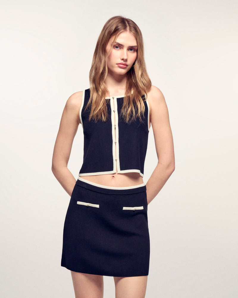 #label: Aya mesure 1,74m et porte une taille S