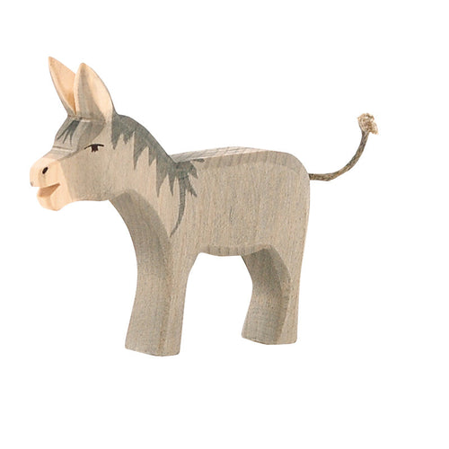 Figura de madera de burro, fabricada de forma ética y artesanal. Selección de Ostheimer en amaetc.com, tienda conceptual ecológica para niños