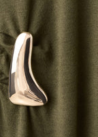 Abito in maglia con collo alto e spilla