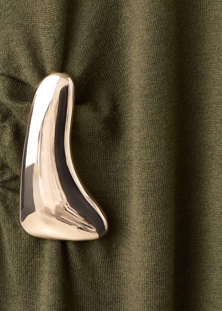 Abito in maglia con collo alto e spilla
